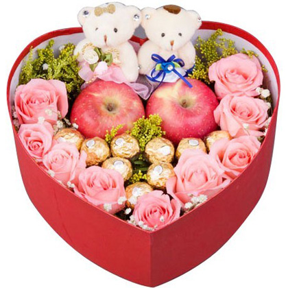 9朵粉玫瑰，9颗巧克力，2个苹果，满天星黄莺搭配，随机赠送2只小熊