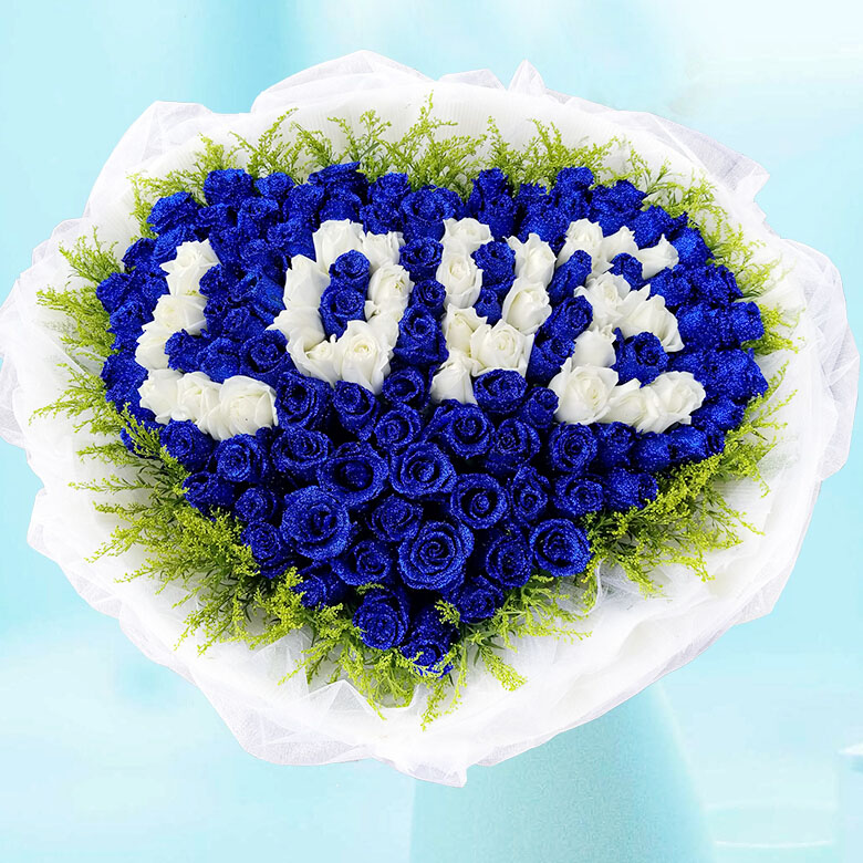 129朵蓝色妖姬（做成心形），33朵白色玫瑰（做成LOVE形状），外围黄莺