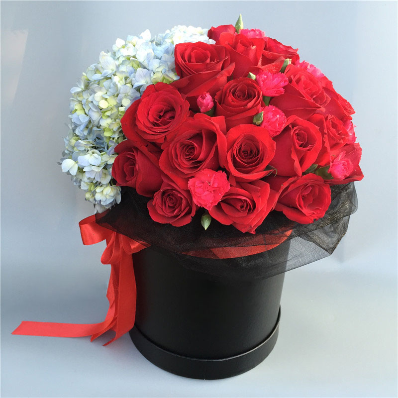 蓝色绣球2朵，33朵红玫瑰，适量红色康乃馨搭配。