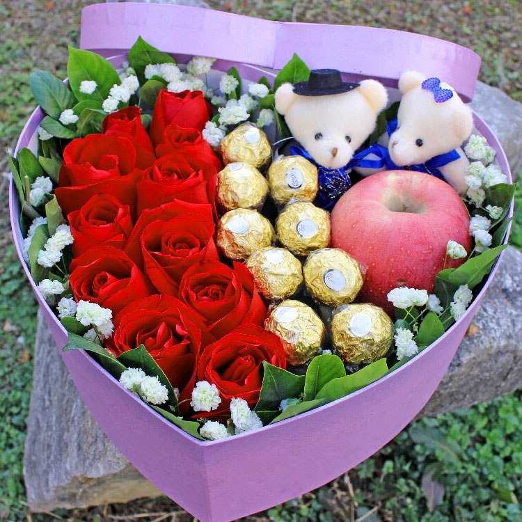 11朵红玫瑰，9颗巧克力，2个小熊，1个苹果