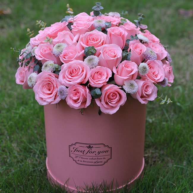 33朵戴安娜粉玫瑰，搭配雏菊，尤加利等