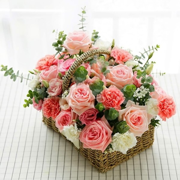 9朵粉佳人，6朵粉色康乃馨，5朵白色康乃馨，2朵白玫瑰，搭配尤加利、桔梗、相思梅等。