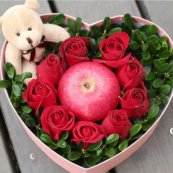 9朵红玫瑰，1个苹果，1个小熊，绿叶搭配
