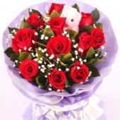 11支红玫瑰，满天星+栀子叶搭配。赠送小熊公仔一只（高10厘米左右，款式随机）